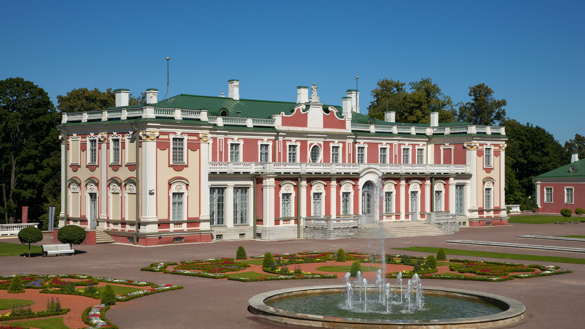 Exterior garden with fountain at Kadriorg Palace