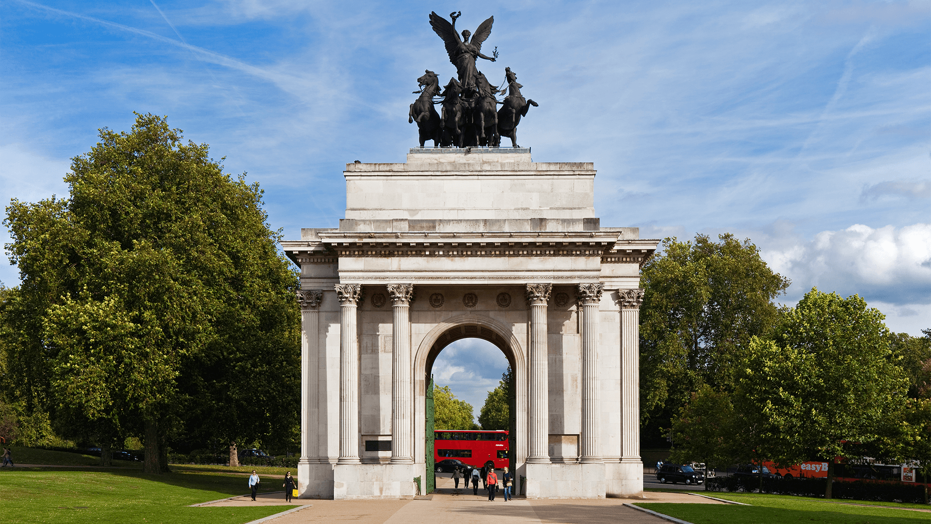 Pathway leading to the Wellington Arch on a sunny day